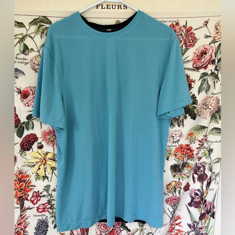 Men’s Lululemon short sleeve athletic shirt. Light blues front, navy back.